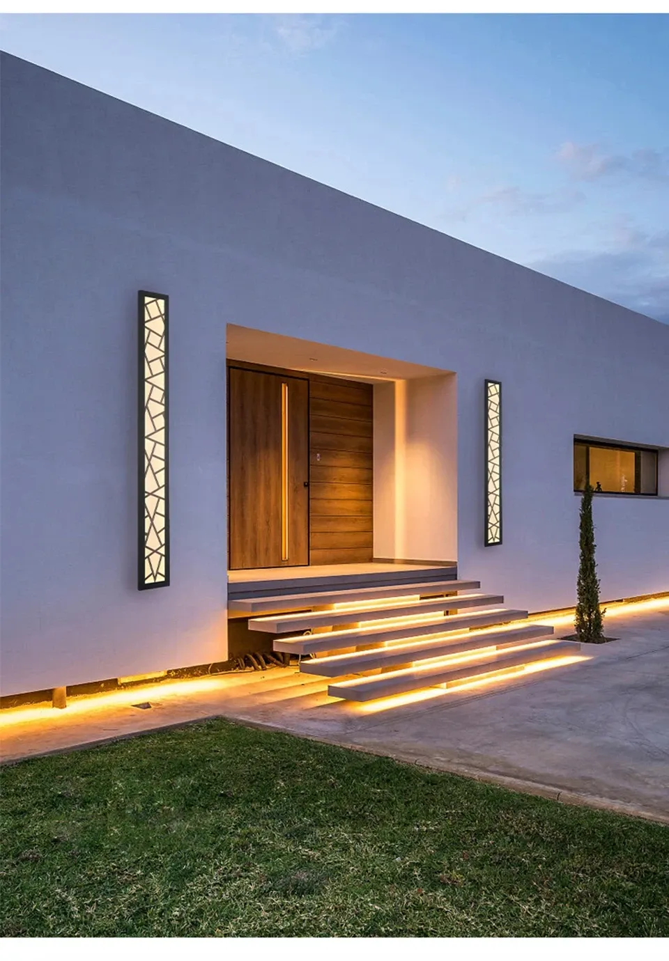 מנורות קיר מוארות בכניסה לבית עם מדרגות