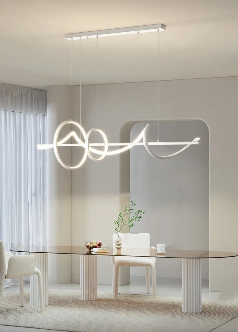 מנורת תקרה מעוצבת בסגנון נורדי בחדר אוכל בהיר