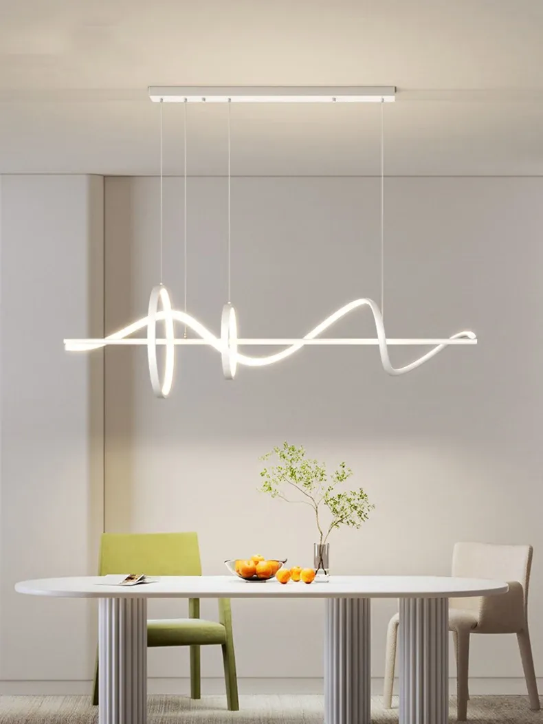 מנורת תלייה לבנה עם עיצוב גלי בחדר אוכל מודרני