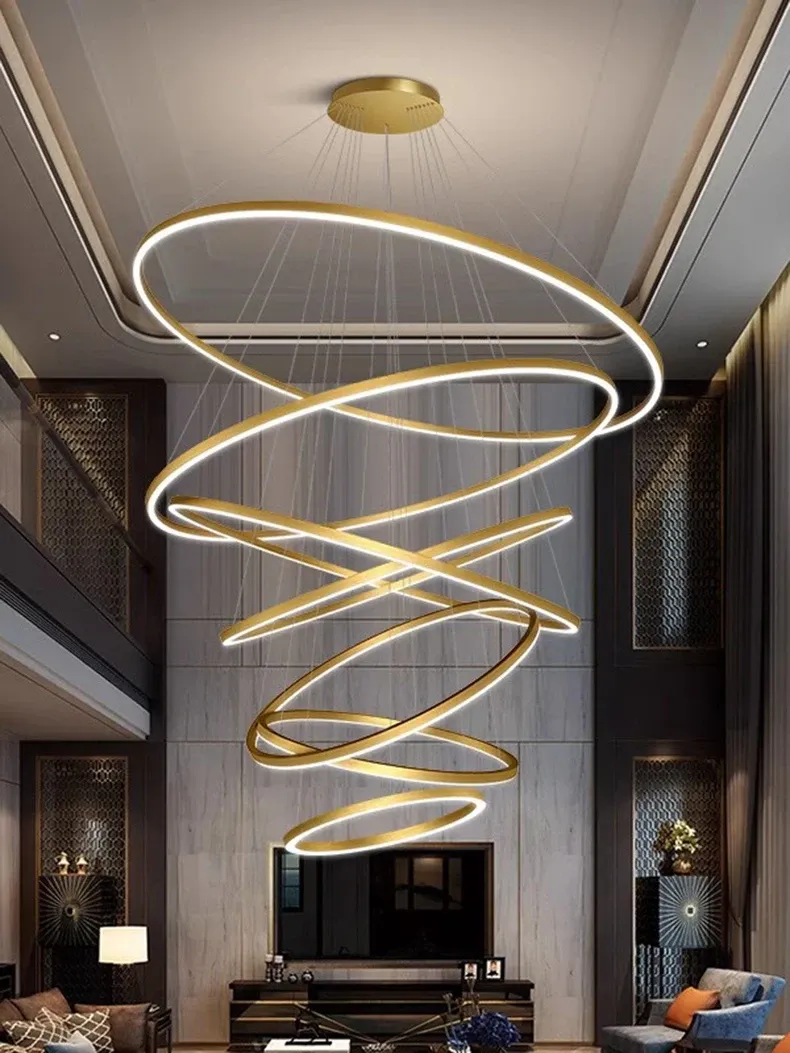 מנורת תלייה עם טבעות זהב בסלון יוקרתי עם תאורה חמה