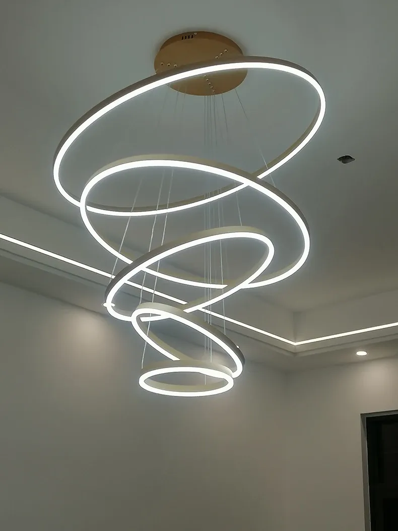 מנורת תקרה עם טבעות מוארות על רקע קיר לבן