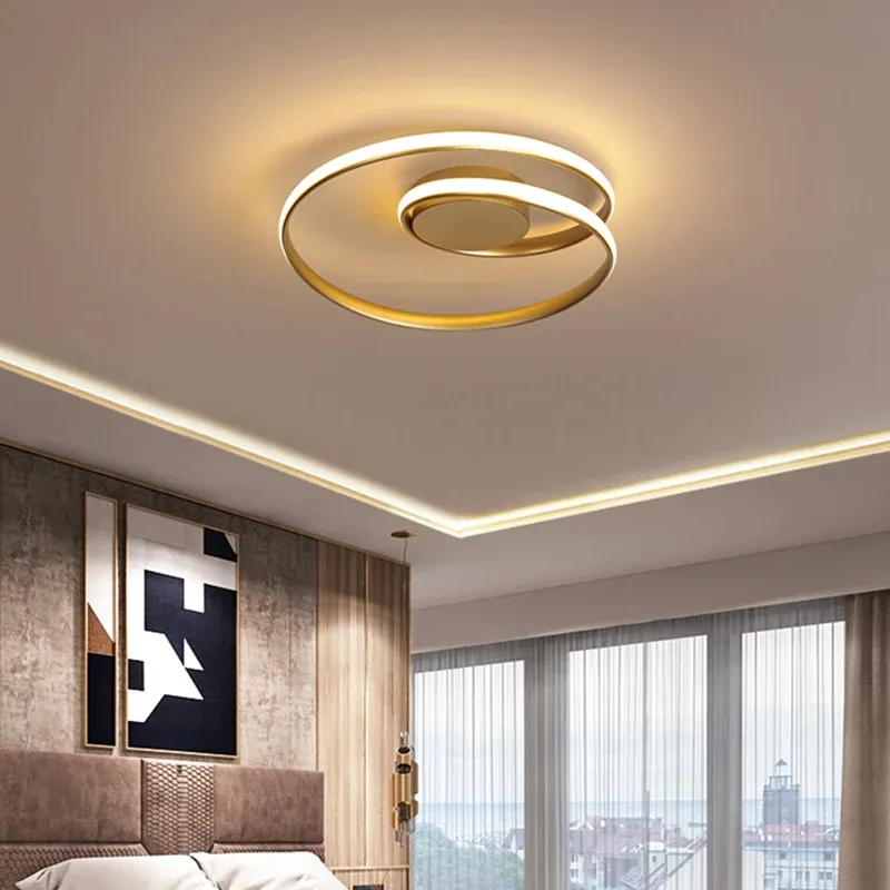 מנורת תקרה עם טבעות זהב בחדר שינה מעוצב