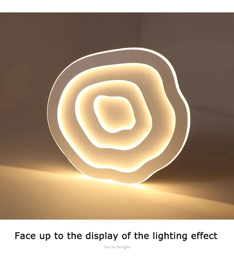 מנורת תקרה עם אפקט תאורה חם בחדר חשוך