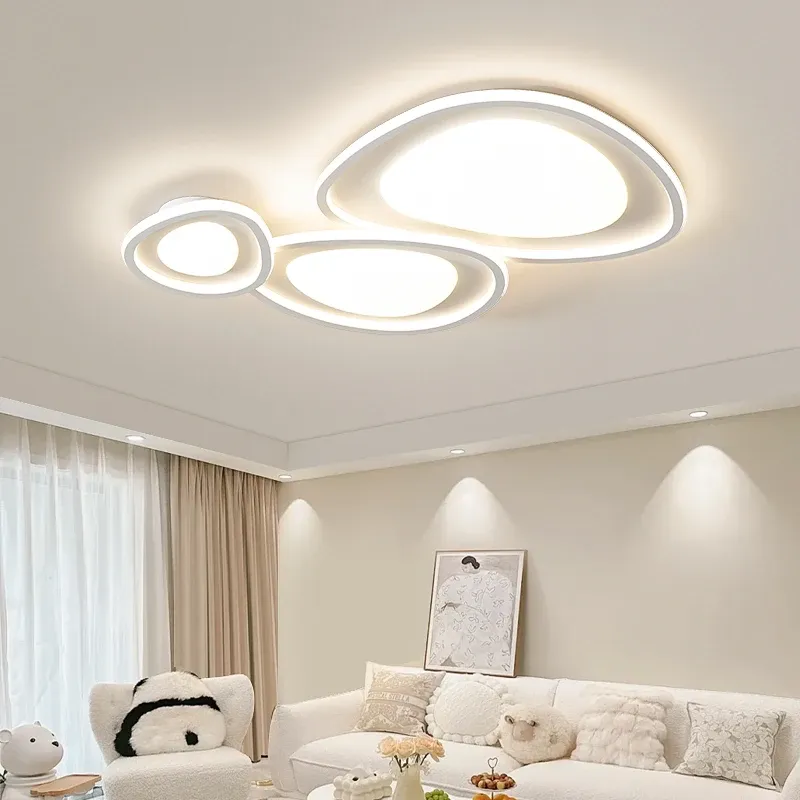 מנורת תקרה מעוצבת עם שלושה מעגלים בסלון מודרני