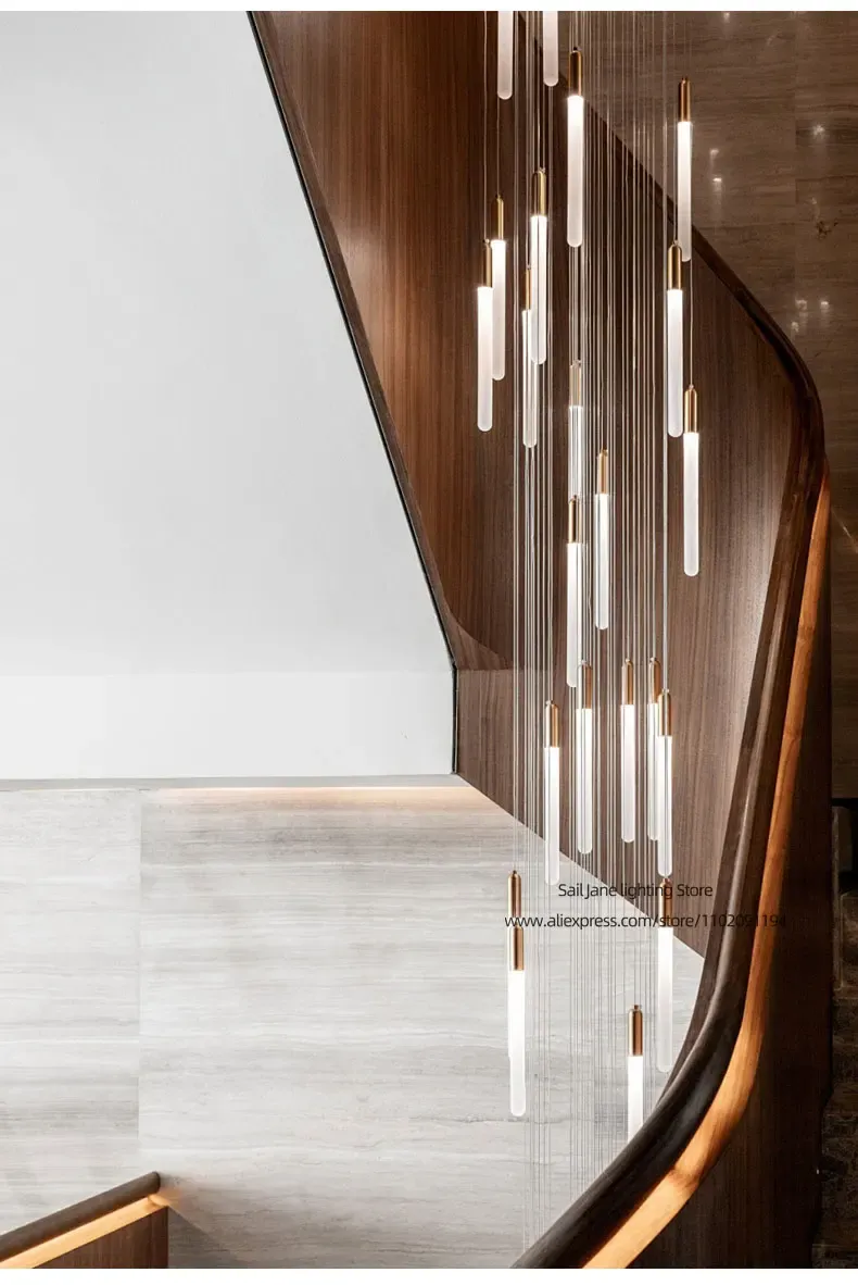 נברשת עמודי LED זהובים ליד מדרגות עץ מודרניות