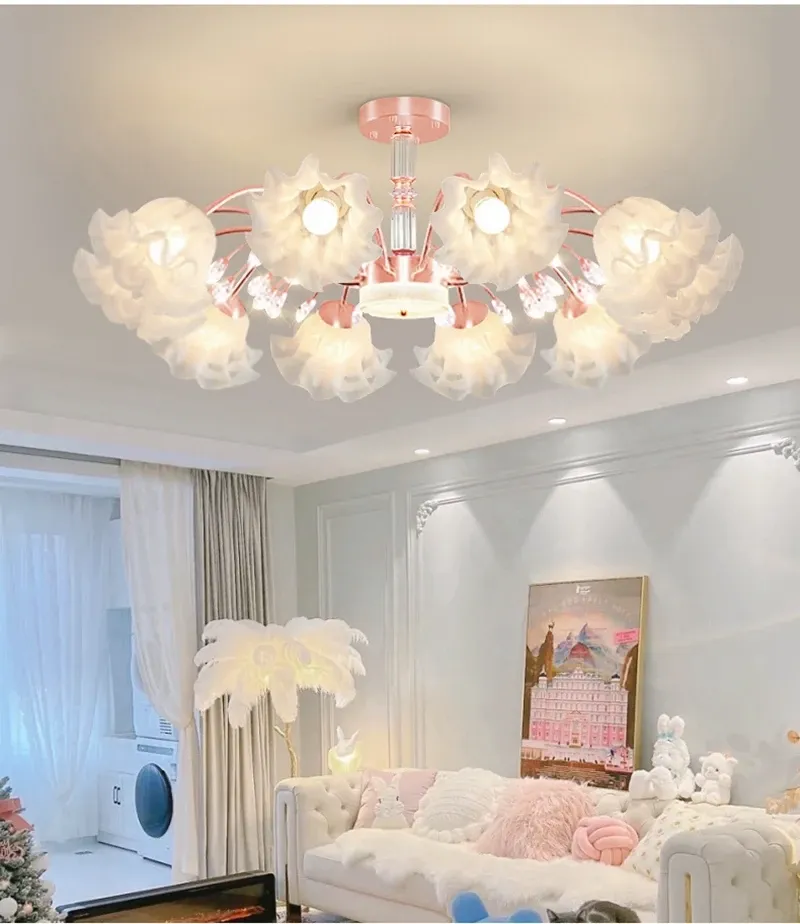 נברשת פרחונית תלויה מעל סלון עם עיצוב צעצועים