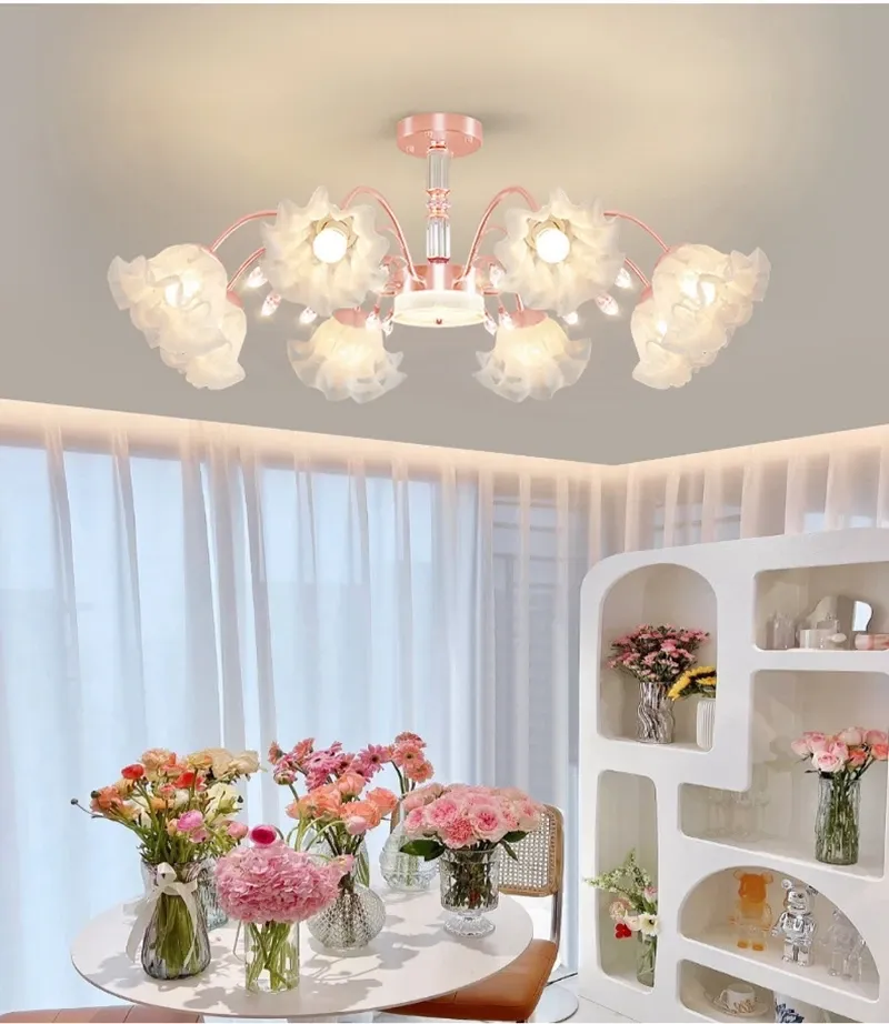 נברשת פרחונית מעל שולחן אוכל עם פרחים צבעוניים