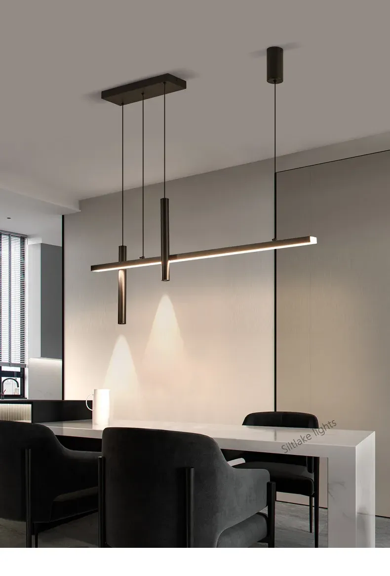 נברשת מודרנית תלויה מעל שולחן אוכל עם כיסאות שחורים