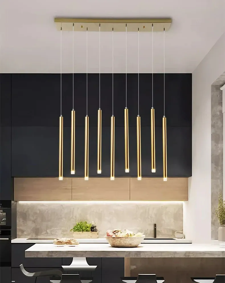 נברשת זהב במטבח עם ארונות כהים ושולחן אבן