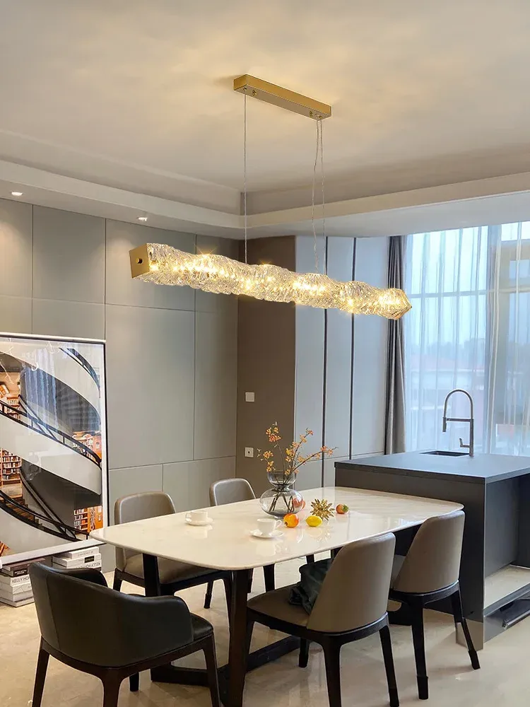 מנורת בר פשוטה ויוקרתית מעל שולחן אוכל לבן