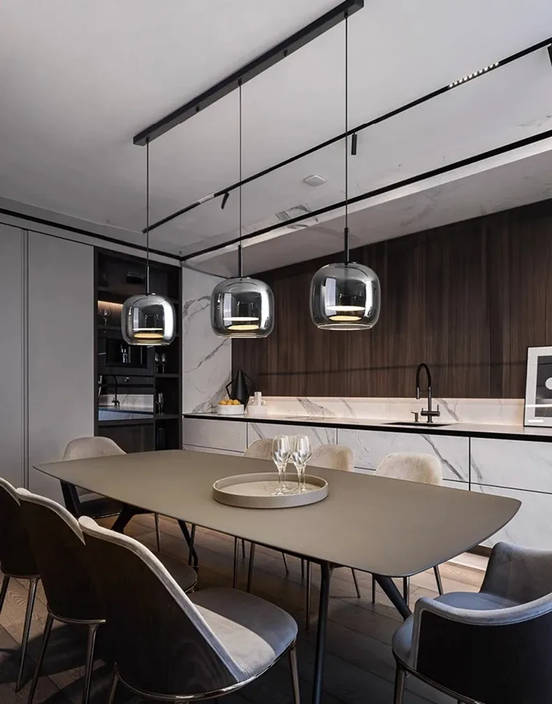 מנורות תלייה מודרניות מעל שולחן אוכל עגול