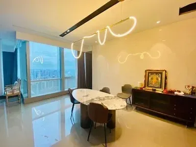 נברשת לד מודרנית מעל שולחן אוכל עם נוף עירוני