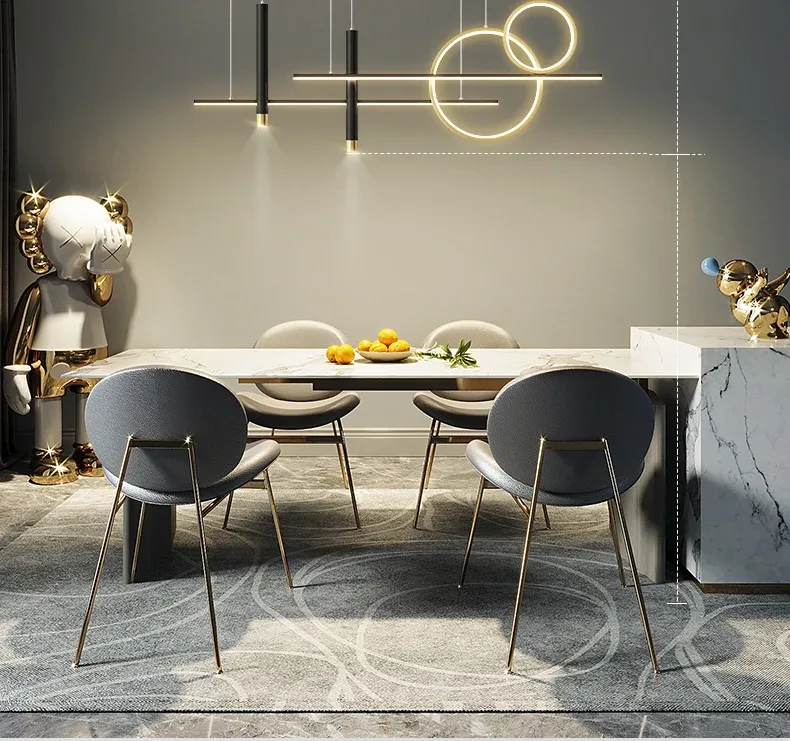 מנורת תלייה עם טבעות מוארות מעל שולחן אוכל מעוצב