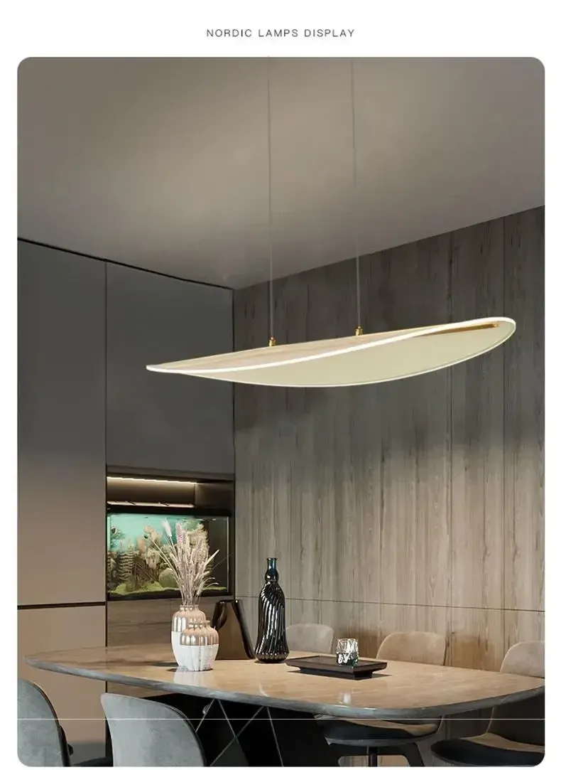 נברשת LED מעוקלת בחדר עם עיצוב עץ מודרני
