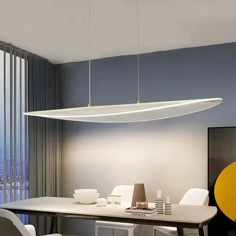 נברשת LED מעוקלת מעל שולחן אוכל עם כיסאות לבנים