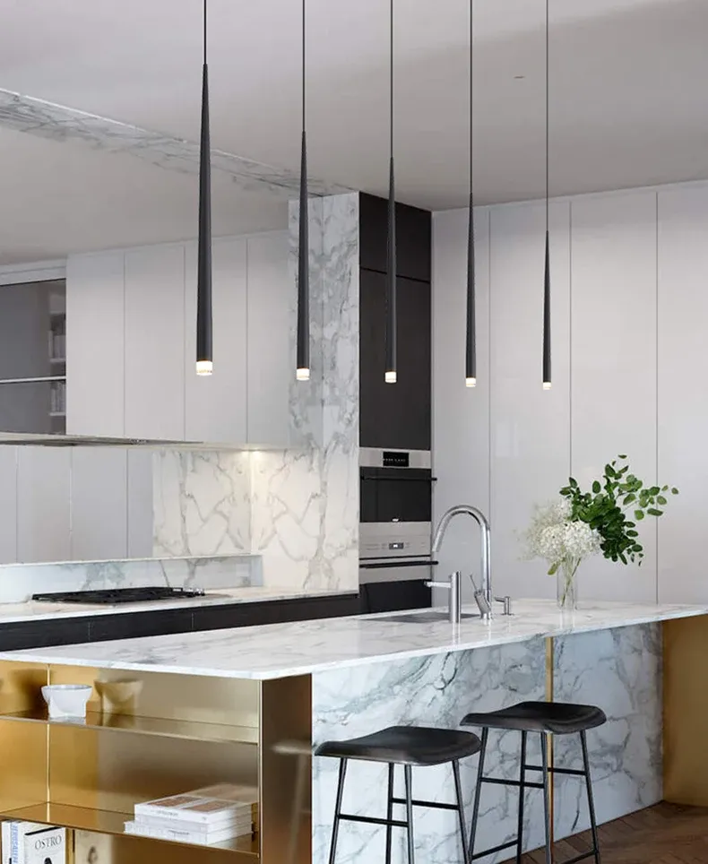 מנורות LED דקורטיביות מעל אי מטבח עם שיש לבן