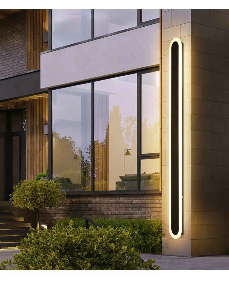 מנורת קיר ארוכה ליד חלון זכוכית בבית מודרני