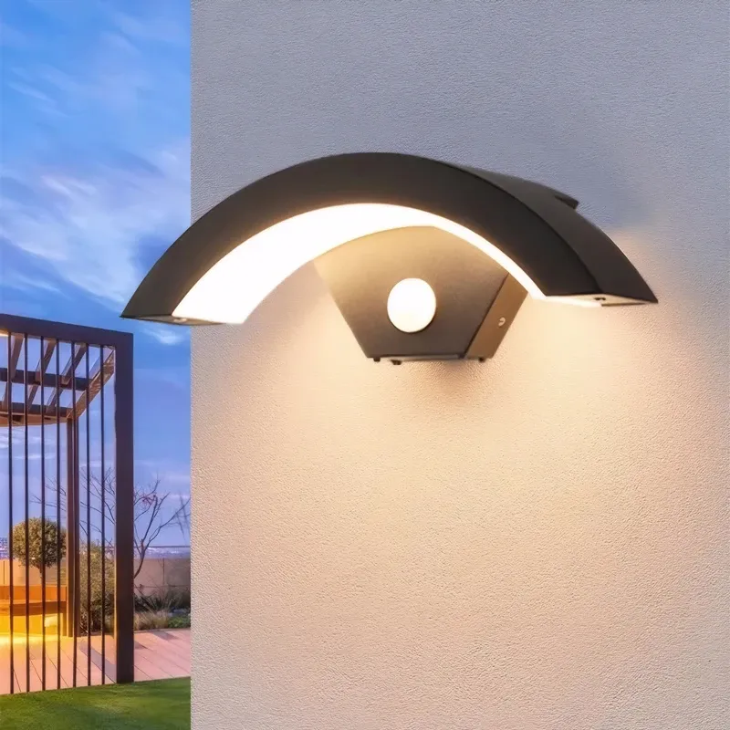 מנורת קיר LED מאלומיניום מקרוב עם שמיים כחולים ברקע