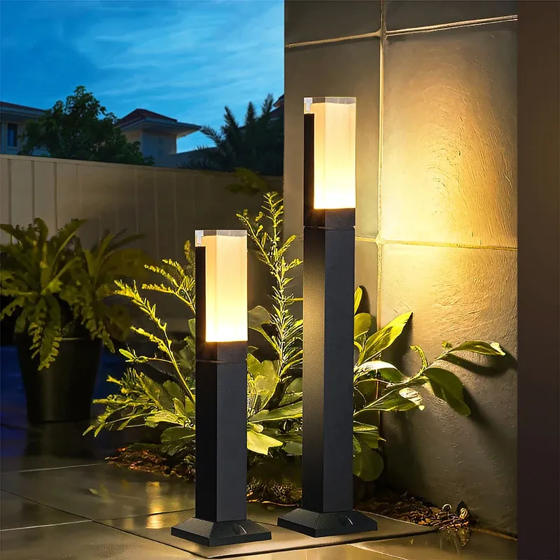 שתי מנורות LED על מרפסת ליד צמחים ירוקים