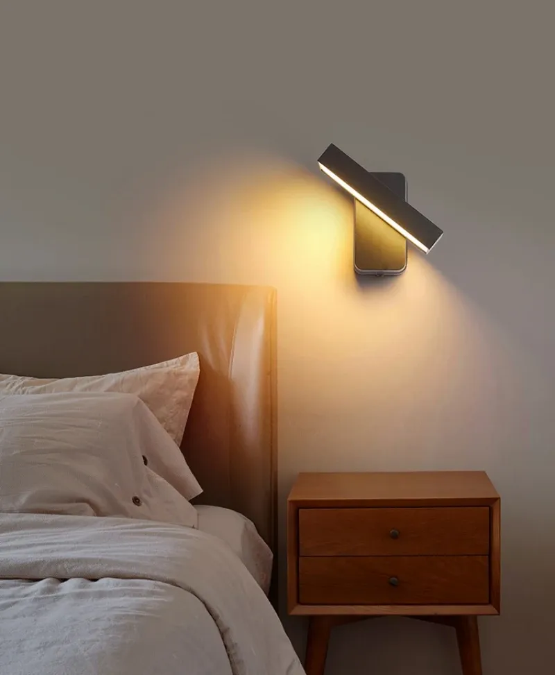 מנורת קיר LED ליד מיטה ושידה בחדר שינה
