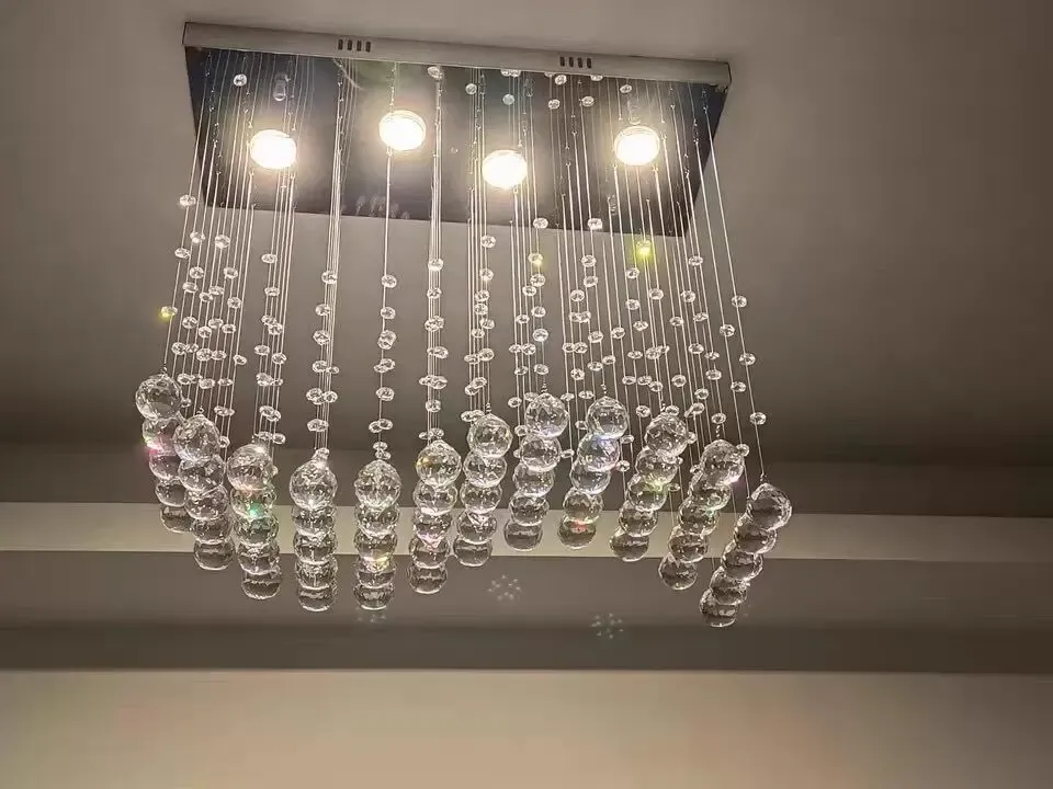 נברשת קריסטל תלויה עם תאורה חזקה
