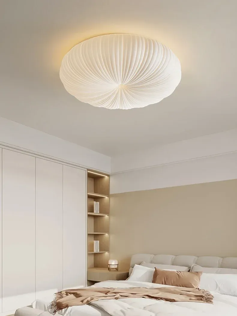 מנורת תקרה עגולה בחדר שינה עם ארון פתוח