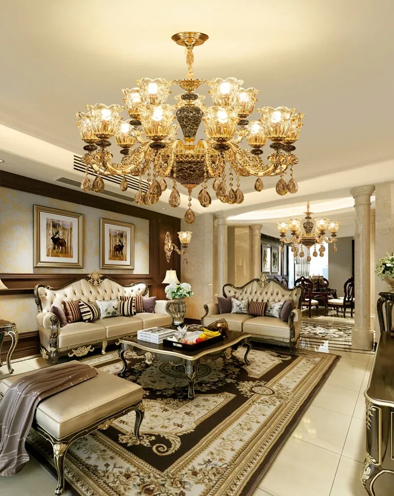 נברשת קריסטלים יוקרתית בסלון מפואר עם ריהוט קלאסי