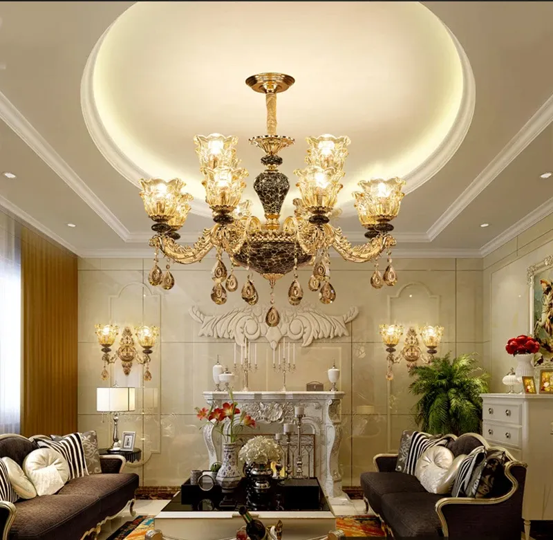 נברשת קריסטלים יוקרתית בחדר אירוח עם קירות מעוטרים