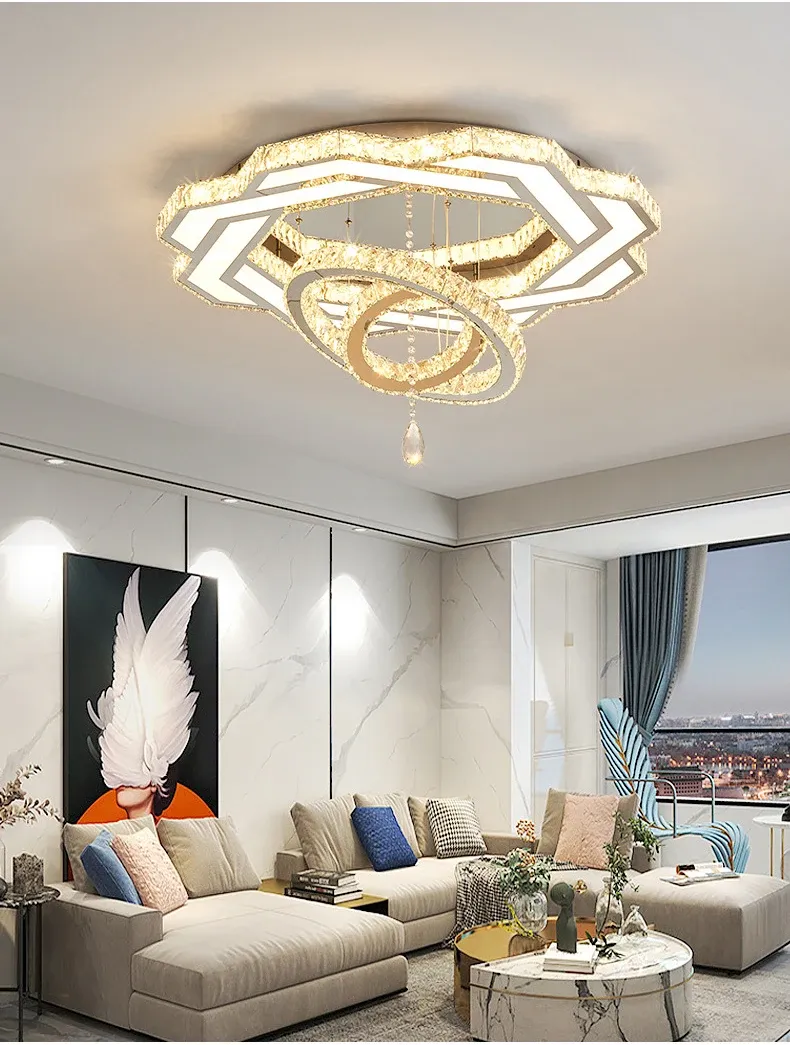 נברשת קריסטל לד מעל סלון עם נוף עירוני