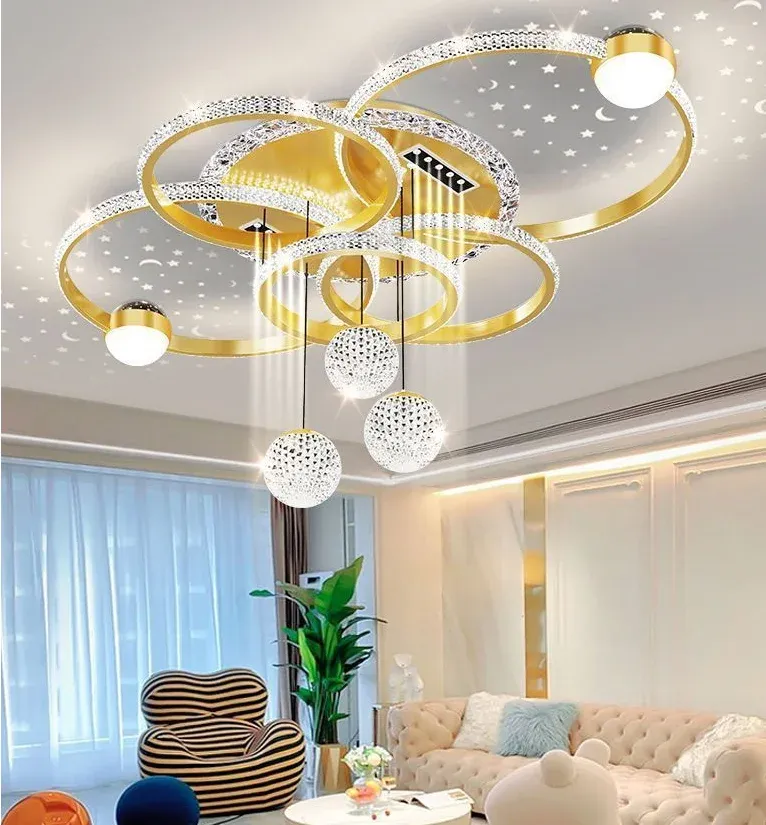 מנורת תלייה זהובה עם עיגולים ותאורת כוכבים בסלון מודרני