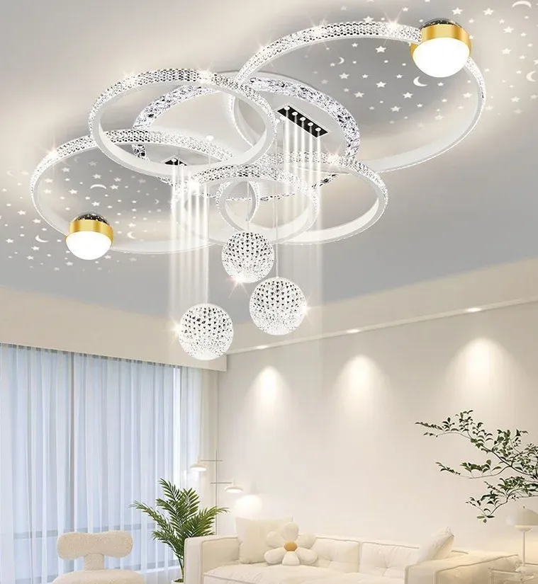 מנורת לד לבנה עם עיגולים ודוגמת כוכבים בתקרה בחדר בהיר