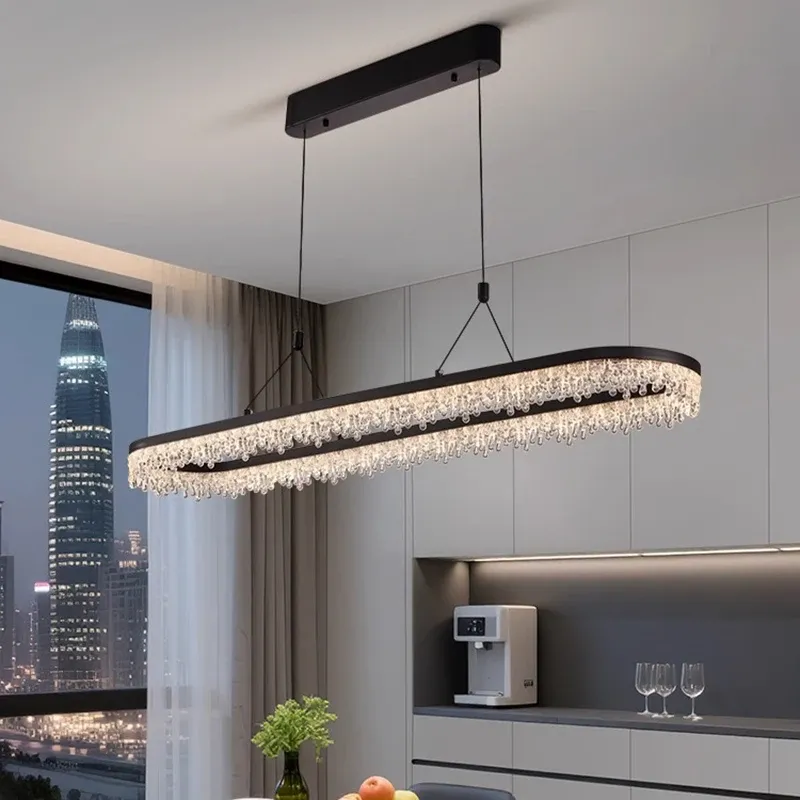מנורת תלייה מודרנית עם קריסטלים מעל שולחן אוכל