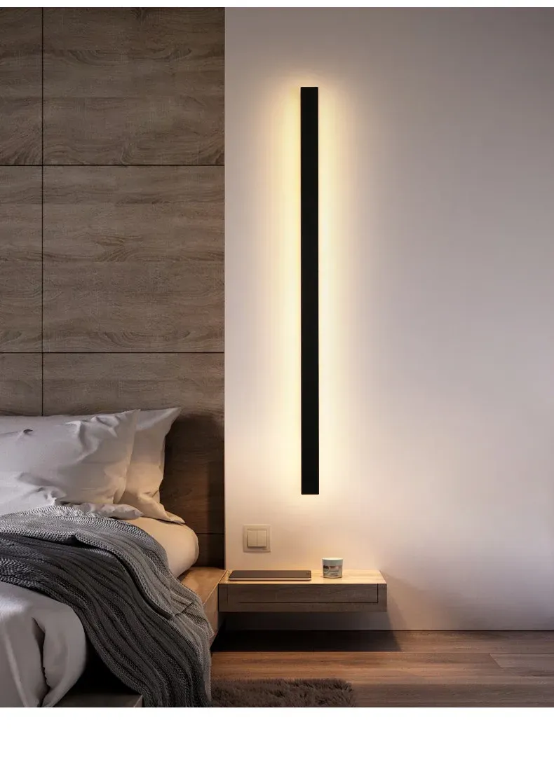 מנורת קיר LED אנכית ליד מיטה עם מצעים לבנים