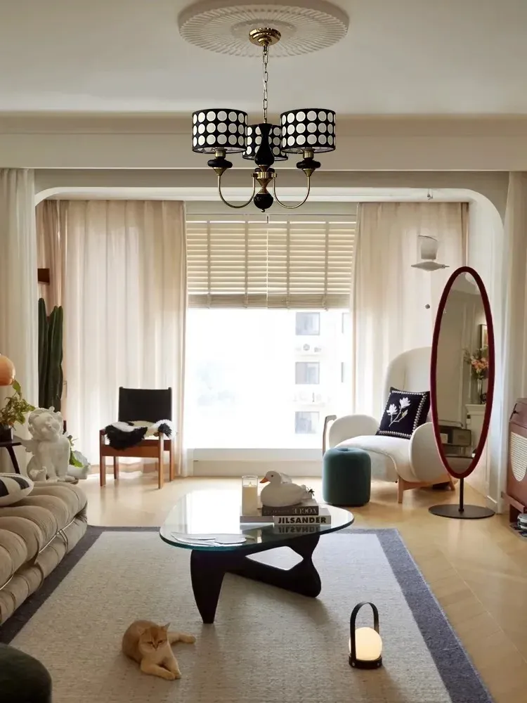 נברשת נחושת תלויה בחדר מגורים עם ריהוט מודרני