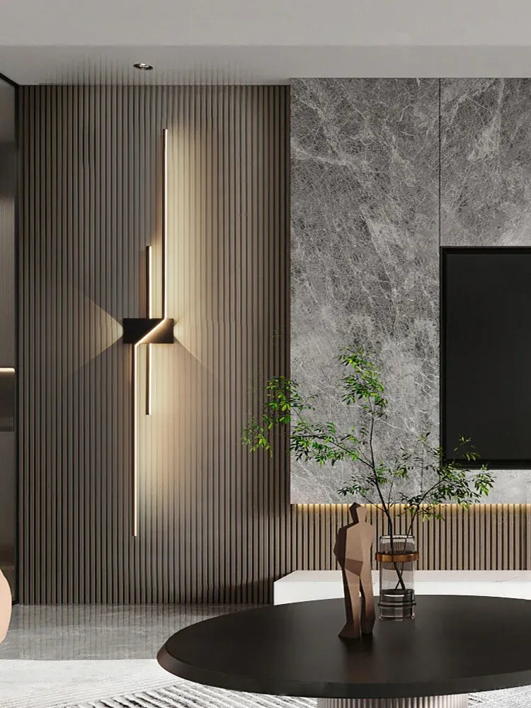 מנורת קיר מודרנית לצד קיר שיש בסלון