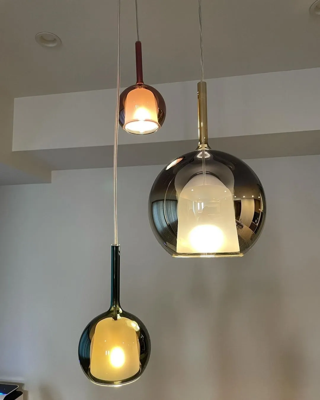 שלושה גופי תאורה תלויים בחדר מודרני