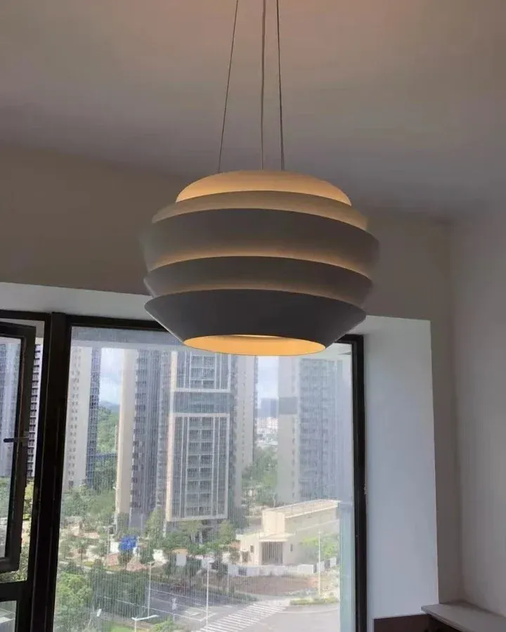 נברשת LED בחדר עם חלון ונוף עירוני