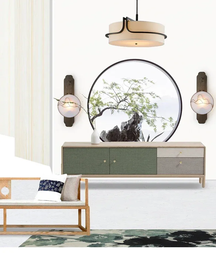 נברשת תלויה בחדר עם עיצוב מינימליסטי וספה מעוצבת