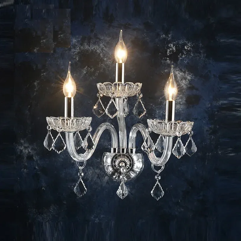 מנורת קיר קריסטל עם שלוש נורות על רקע כהה