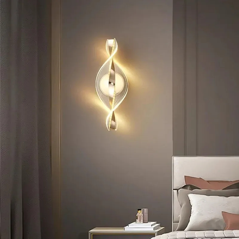 מנורת קיר LED מעוצבת ליד מיטה עם שידה וספרים