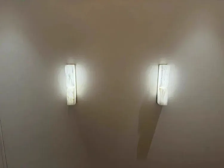 מנורת קיר נחושת מלאה ושיש טבעי בסגנון ספרדי-נורדי