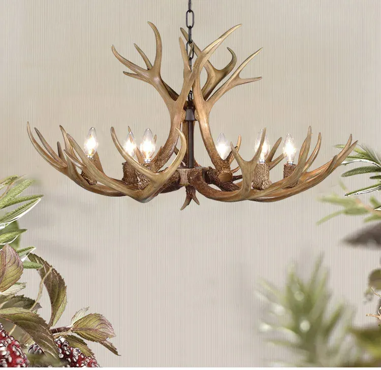 נברשת קרניים עם תאורת לד לצד צמחייה ירוקה