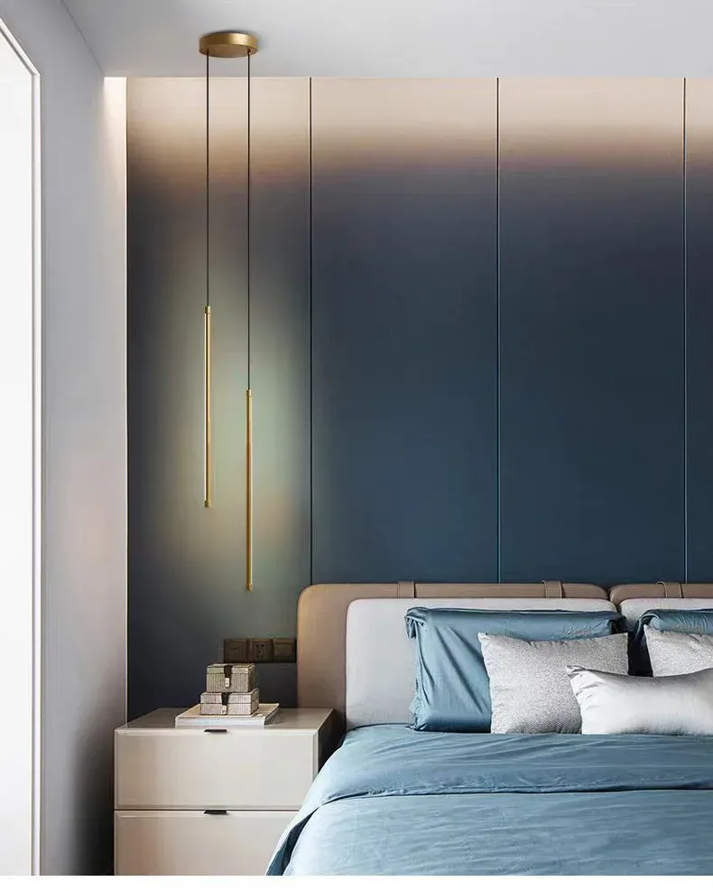 מנורת תלייה זהובה LED ליד מיטה בחדר שינה כחול