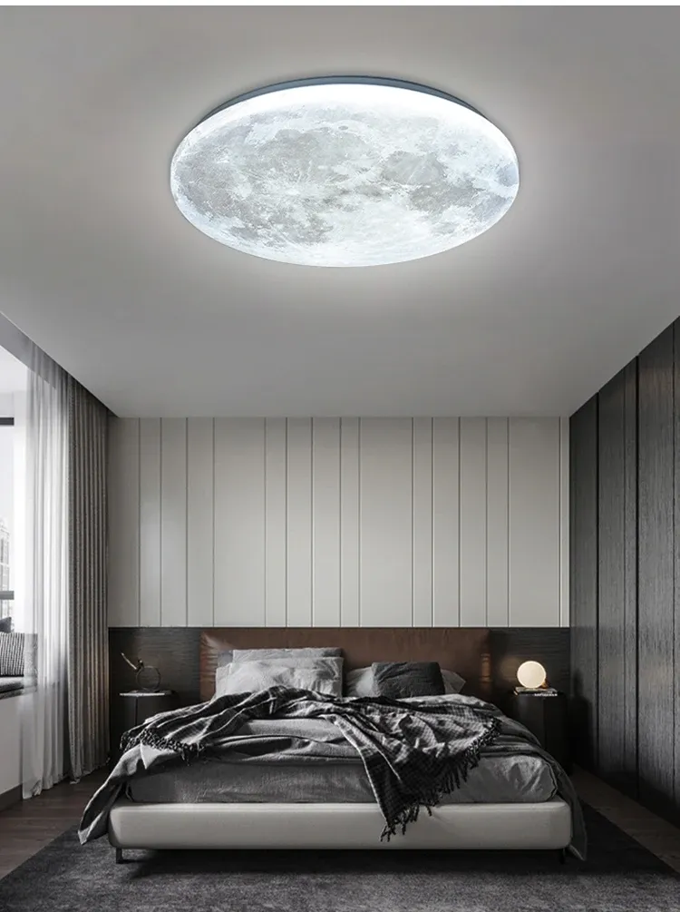 מנורת ירח עגולה מעל מיטה בחדר שינה מודרני