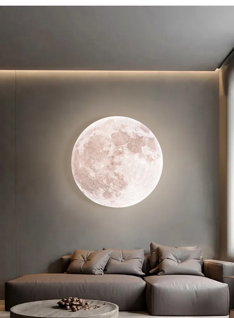 מנורת ירח עגולה על קיר סלון עם ספה אפורה