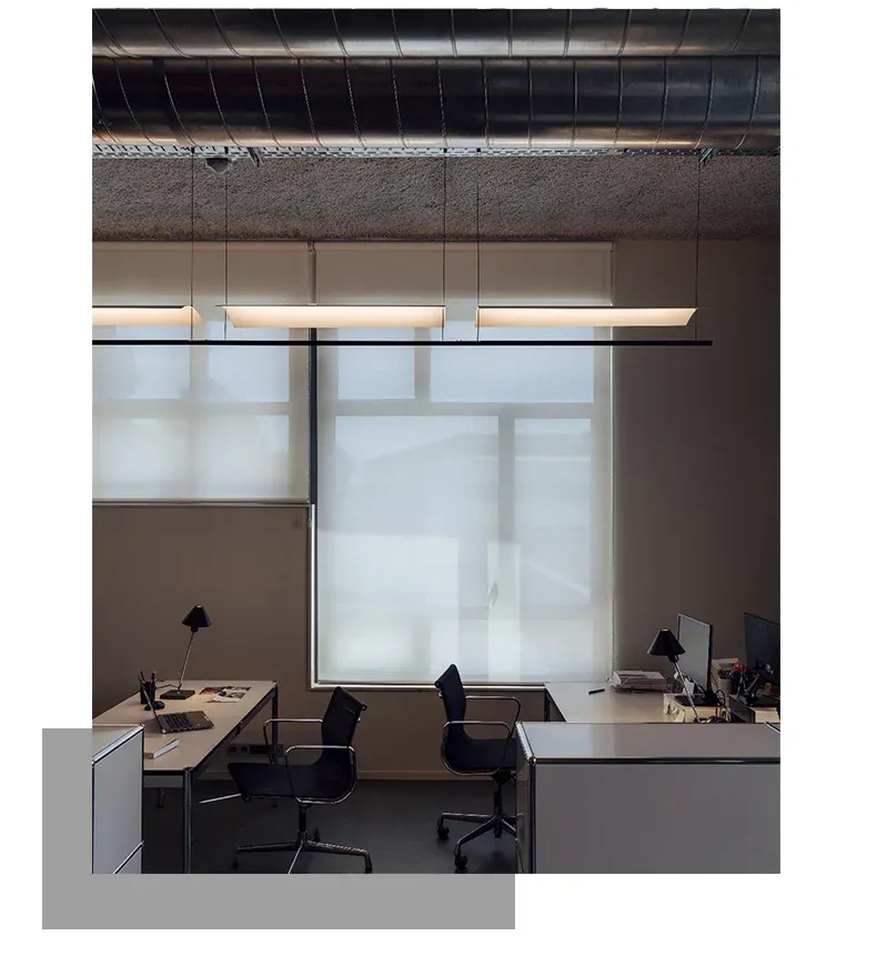 נברשת פוסטמודרנית מעל שולחנות משרדיים