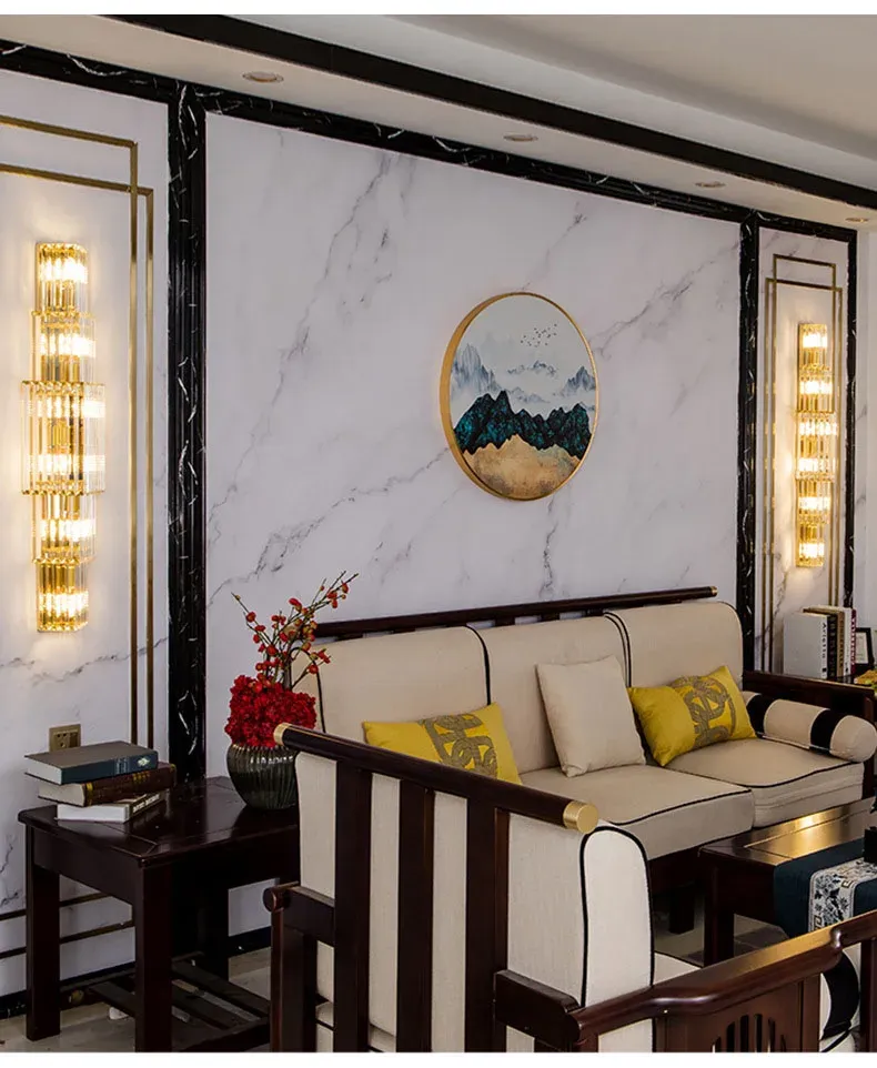 מנורות קריסטל ליד ספה בחדר מגורים מעוצב