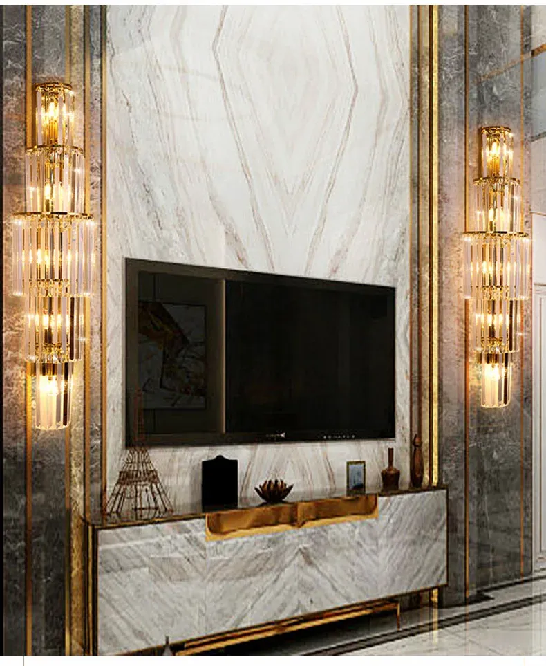 מנורות קריסטל ליד טלוויזיה על קיר שיש מעוצב