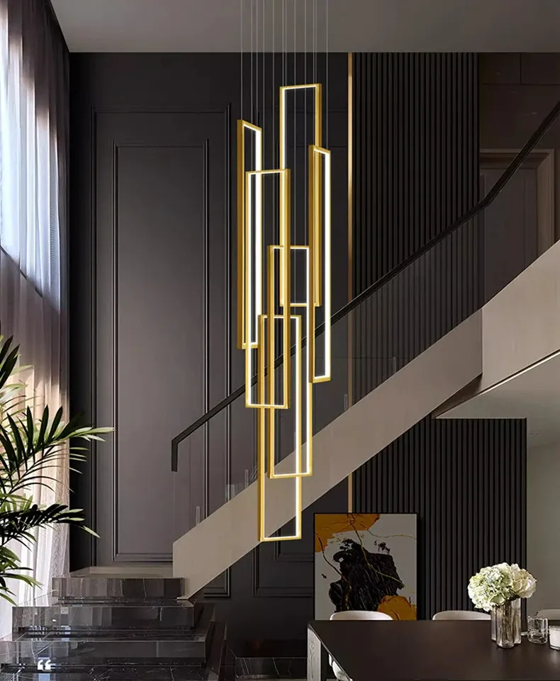 מנורת תלייה זהובה ליד גרם מדרגות כהה