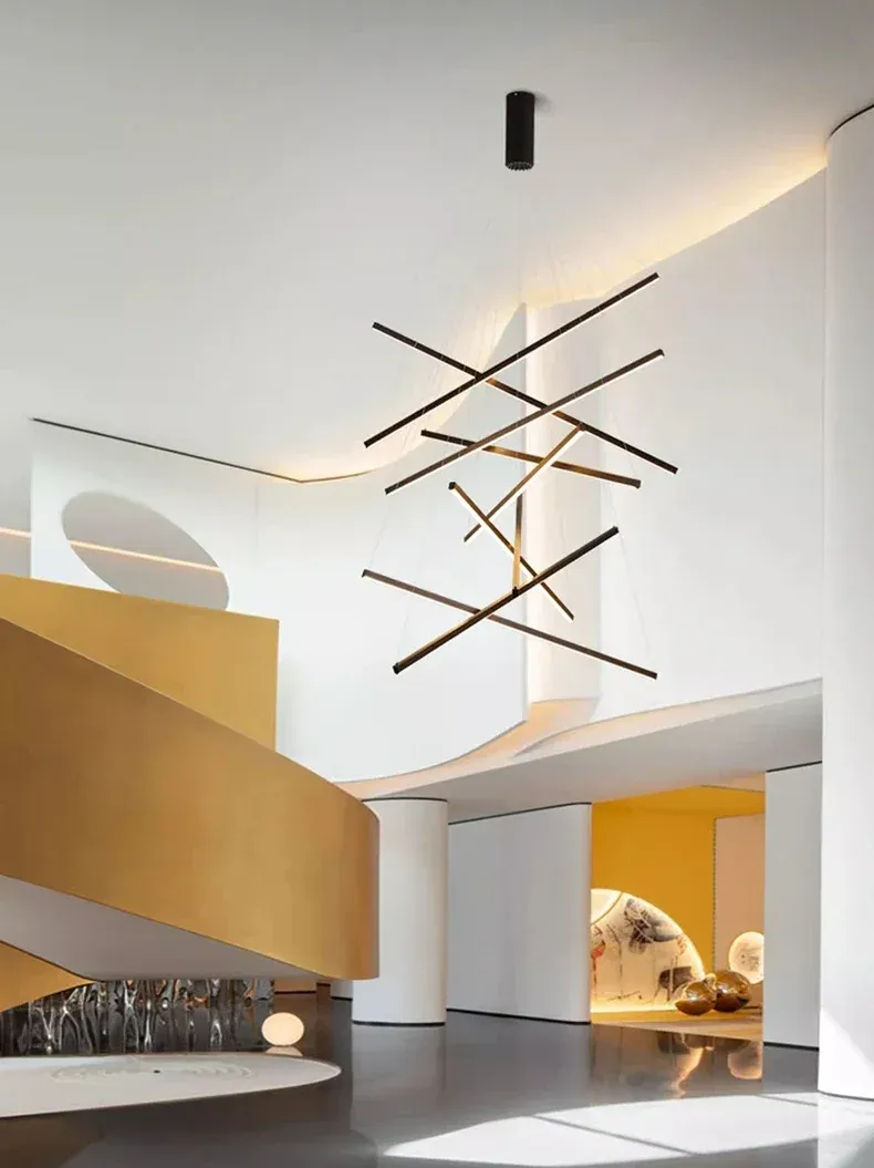 נברשת לד בעיצוב מינימליסטי בחלל מודרני עם קירות לבנים